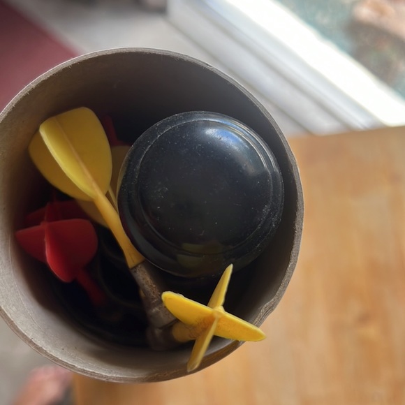 Very cool magnetic dart board - Picture 2 of 2